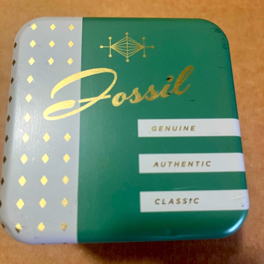 Fossil watch new with tags in original tin packaging! - Picture 3 of 11